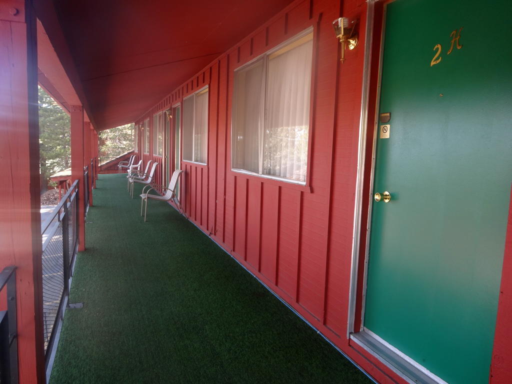 Boulder Lodge ジューンレイク 部屋 写真