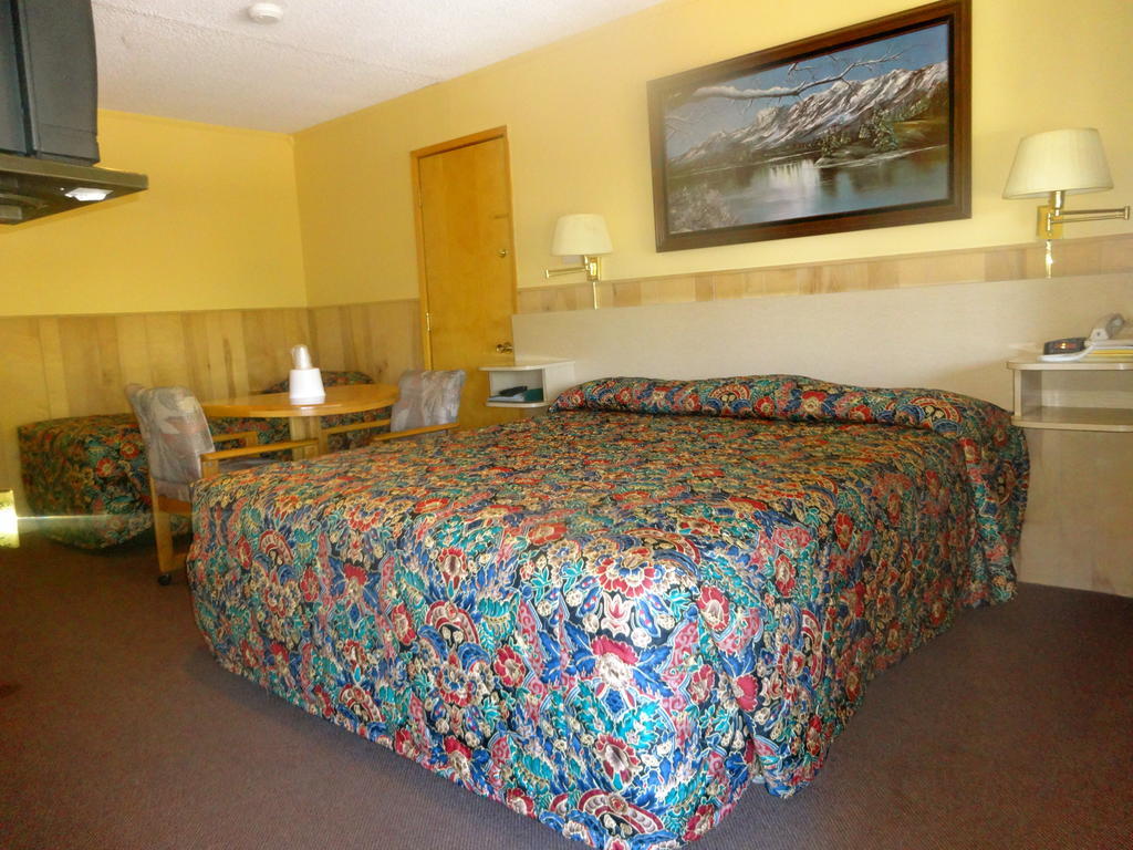 Boulder Lodge ジューンレイク 部屋 写真
